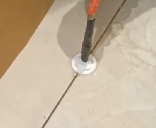 金华瓷砖空鼓维修公司专业解答瓷砖在铺贴过程中，如果没有涂抹均匀到位的粘结材料（如水泥砂浆或瓷砖胶），可能会导致以下问题