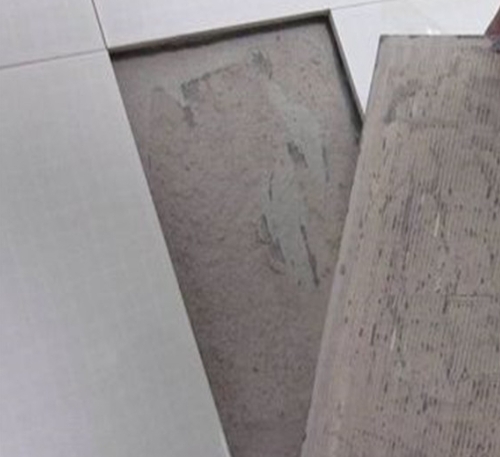 金华瓷砖空鼓维修公司分享瓷砖铺贴时如果打浆（即涂抹在瓷砖背面和基层上的砂浆或瓷砖胶）过少，会带来以下问题